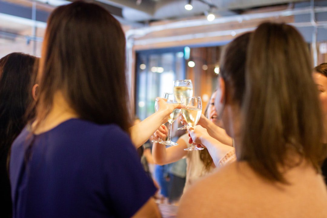 Équipe célébrant ensemble lors d'une soirée d'entreprise festive à Paris