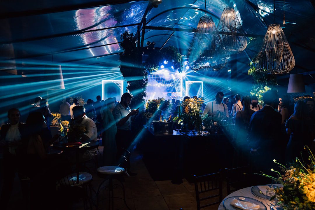 Invités sur une piste de danse colorée lors d'une soirée d'entreprise à Paris