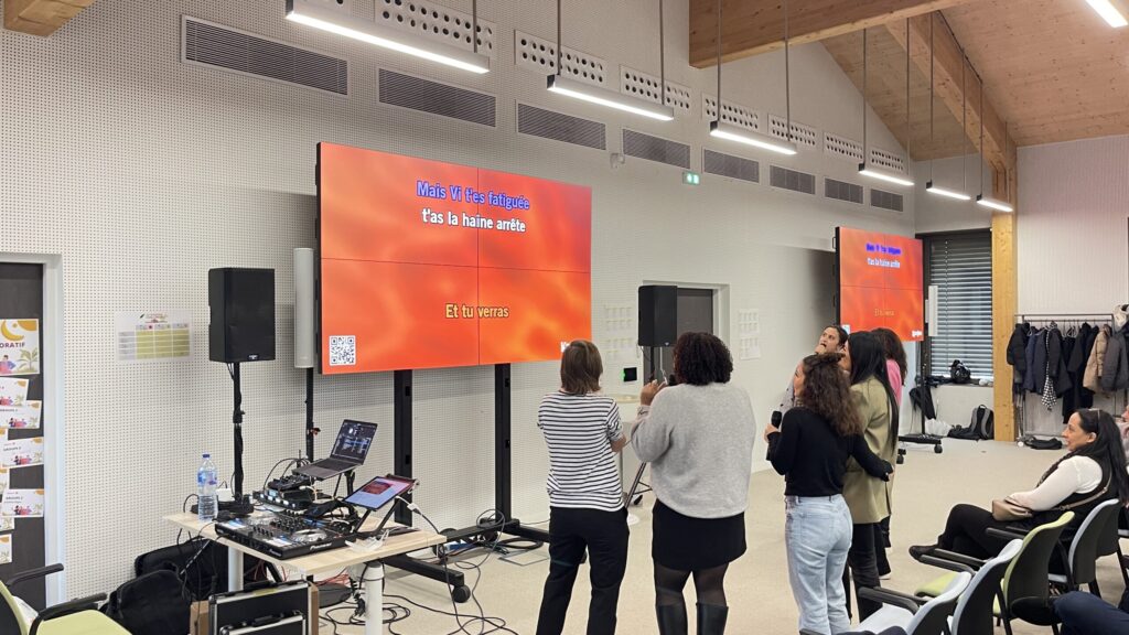 Ambiance d'une animation karaoké entreprise à Paris