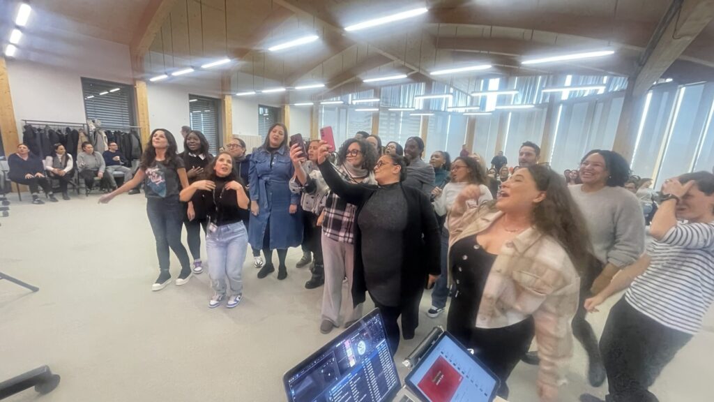 Ambiance d'une soirée karaoké entreprise à Paris