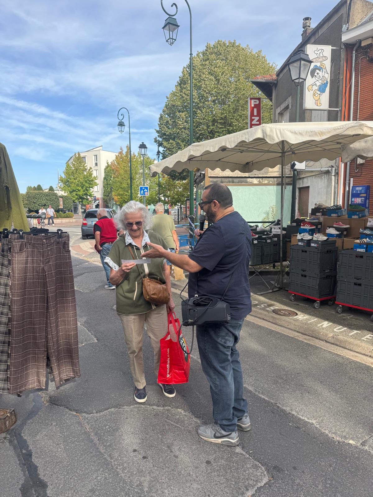 Animation micro en extérieur sur le marché des Clayes-sous-Bois