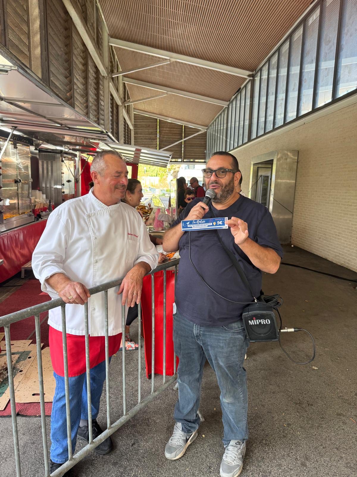 Interaction de l'animateur micro avec le public du marché