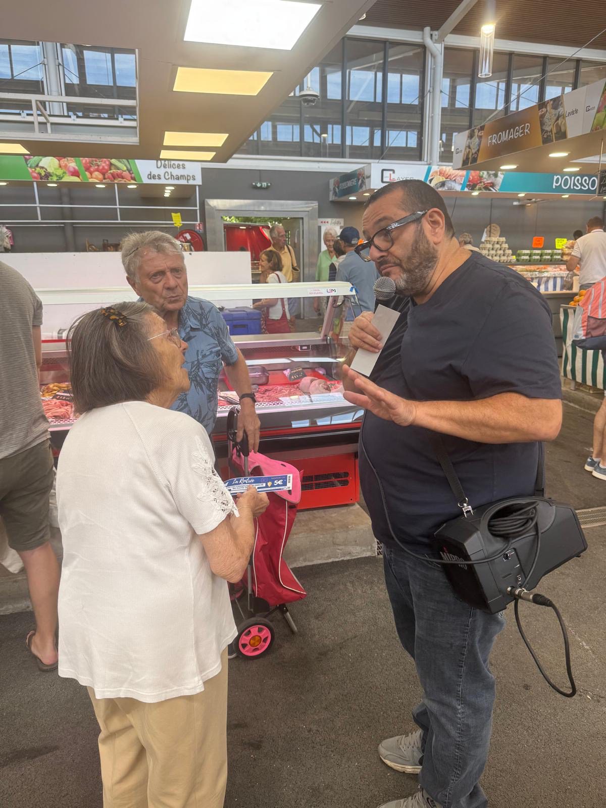 Animateur micro avec le public du marché des Clayes-sous-Bois