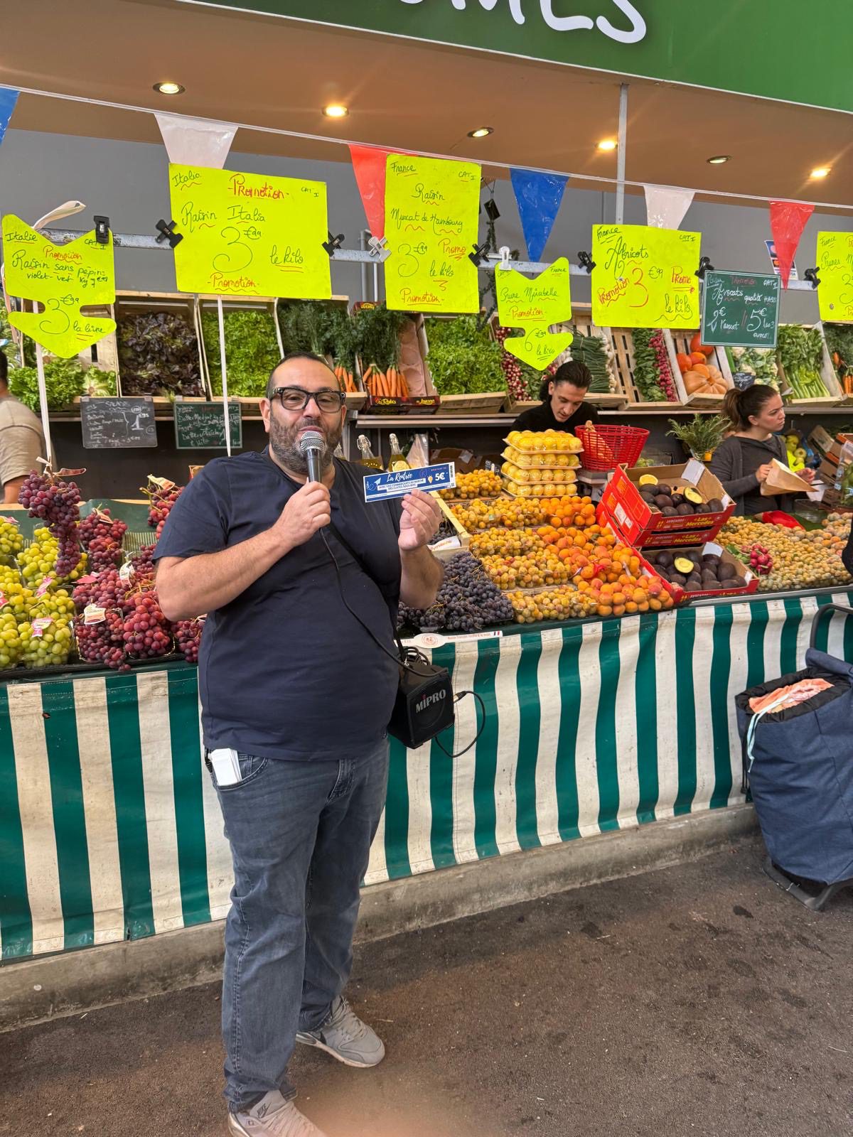 Animation micro dans la halle du marché des Clayes-sous-Bois
