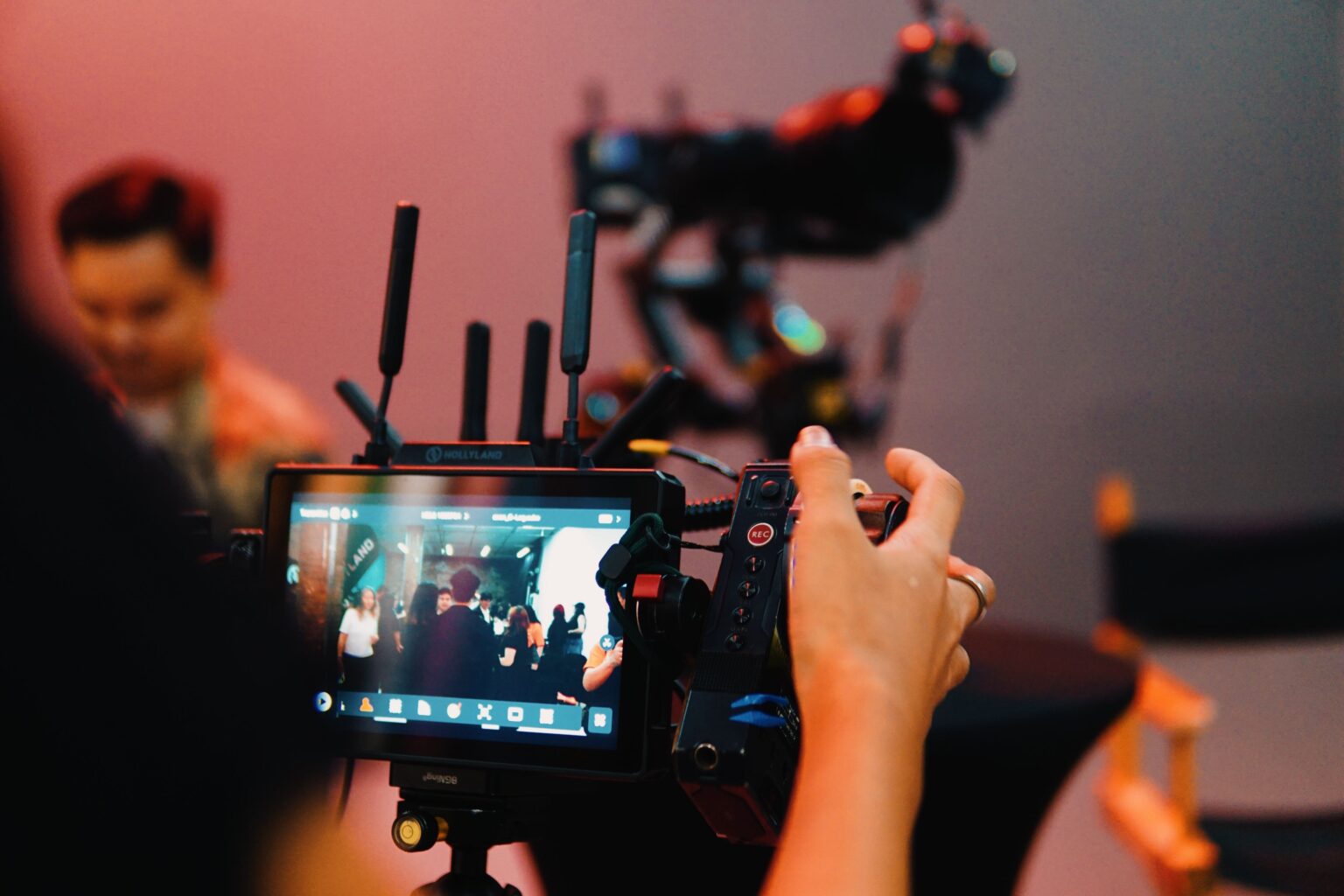 Atelier cinéma en entreprise avec plateau de tournage, écran de contrôle et comédiens