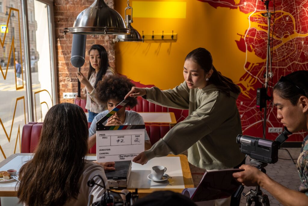 Équipe de tournage avec clap cinéma pour illustrer un atelier cinéma collaboratif en entreprise