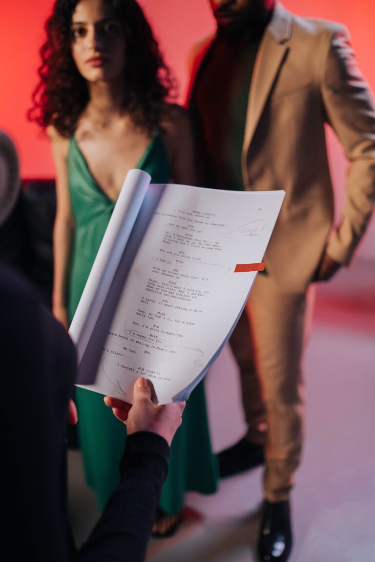 Script et comédiens en préparation pour un atelier cinéma en entreprise