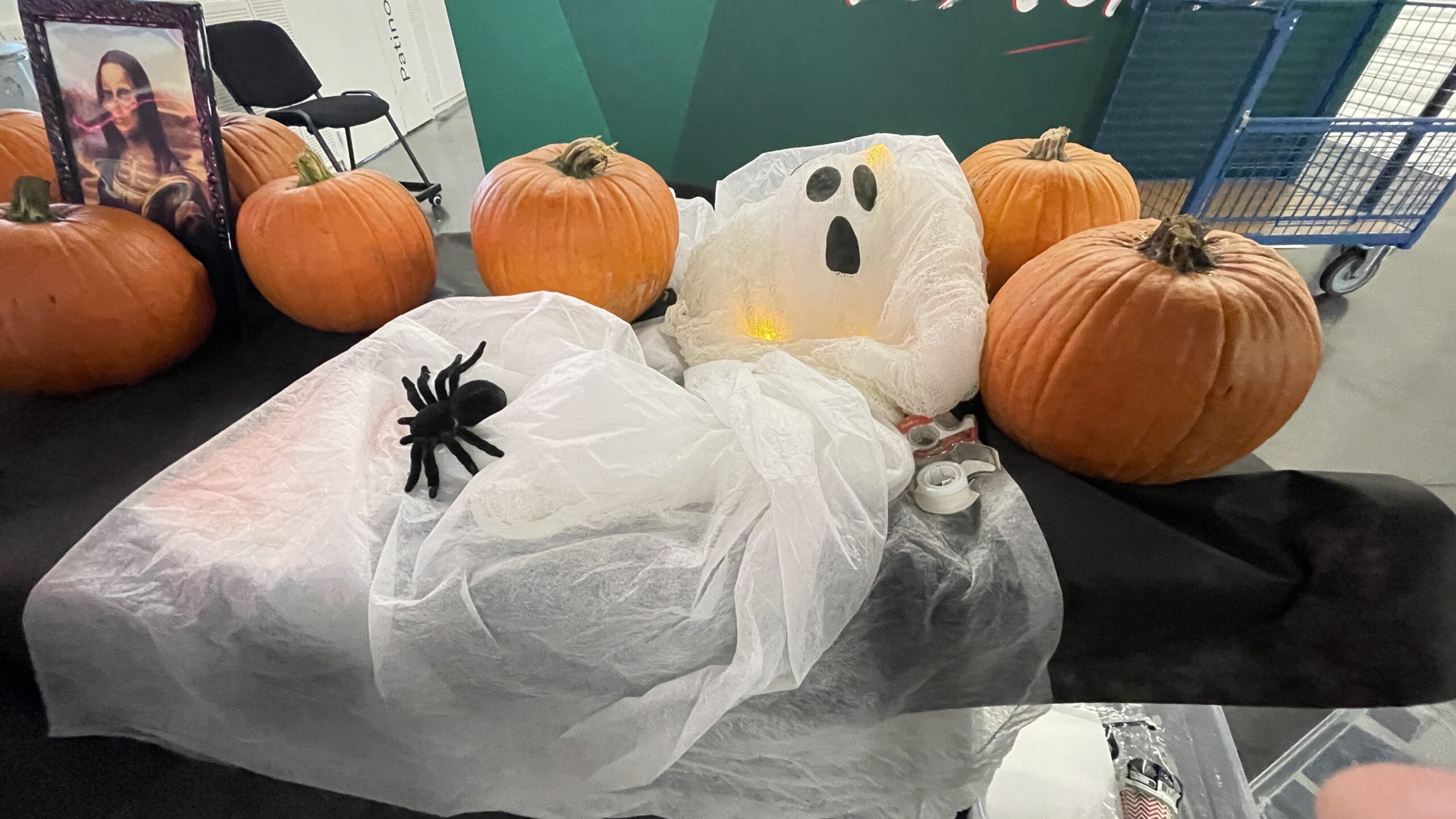 Enfants pendant atelier citrouilles Halloween à Aren Ice