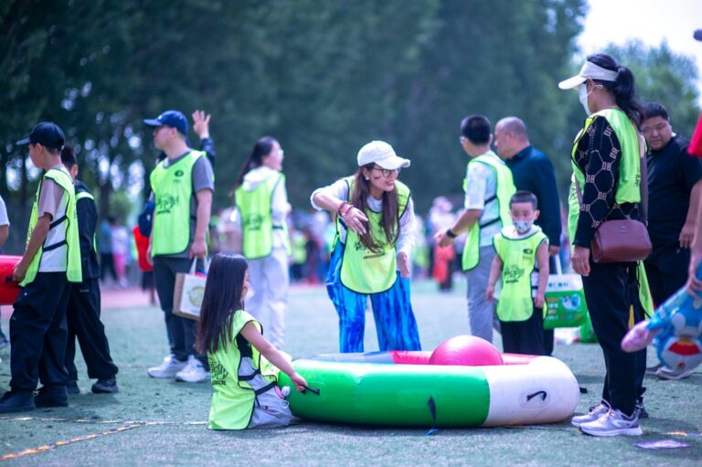 Jeux collectifs avec collaborateurs et familles pendant un Family Day d'entreprise