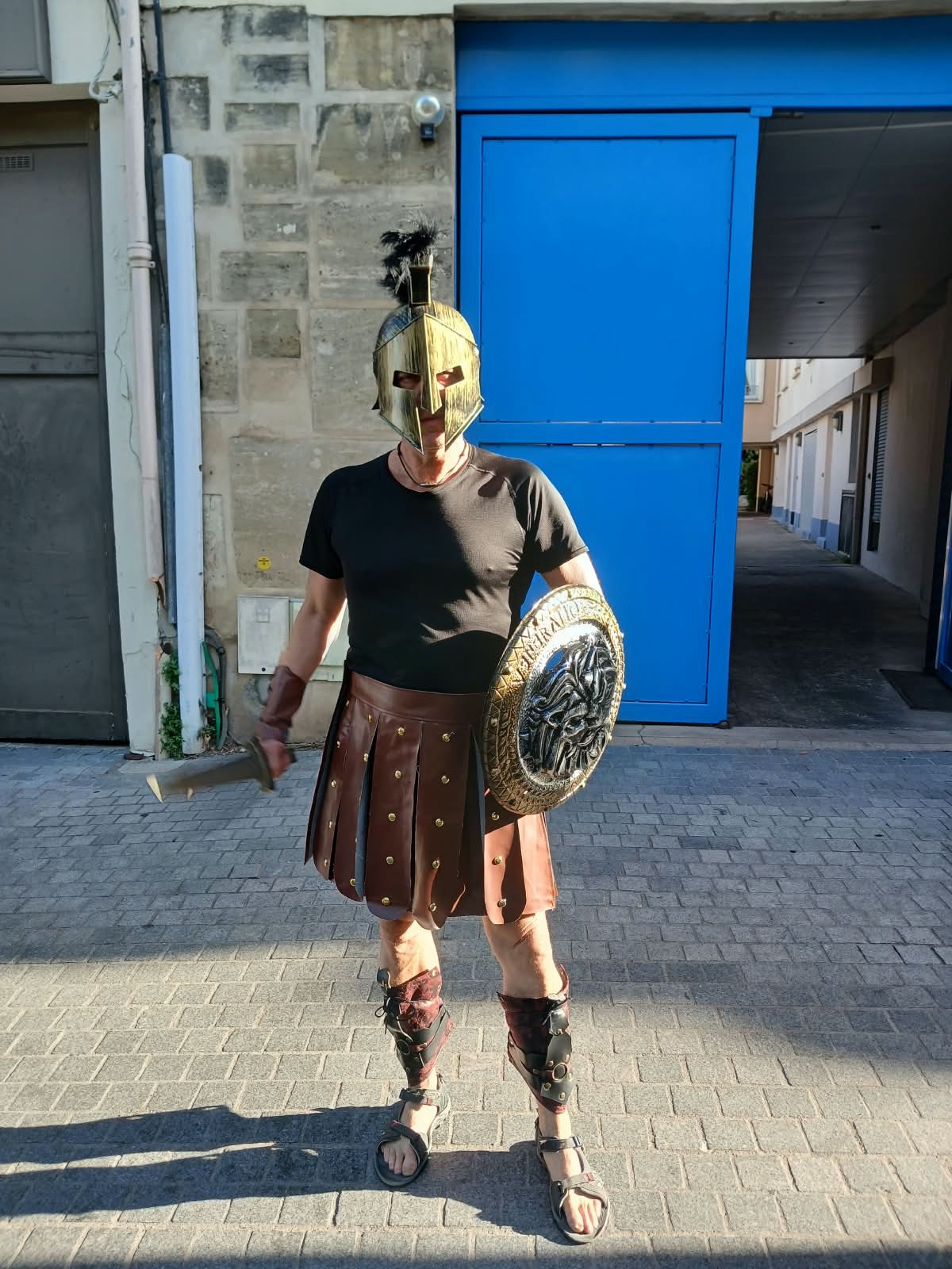 Gladiateur en costume pendant une animation de marché