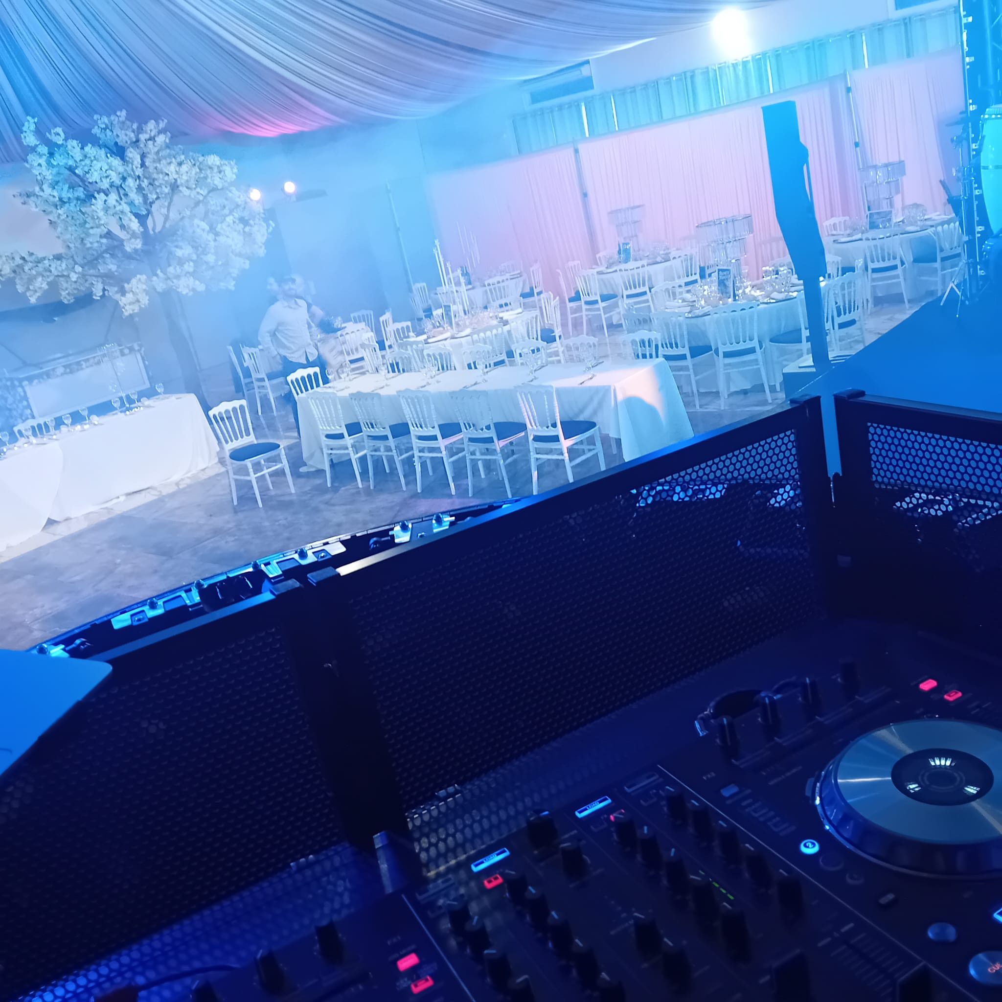 Régie DJ face à la salle de réception de la Bar Mitzvah de Samuel