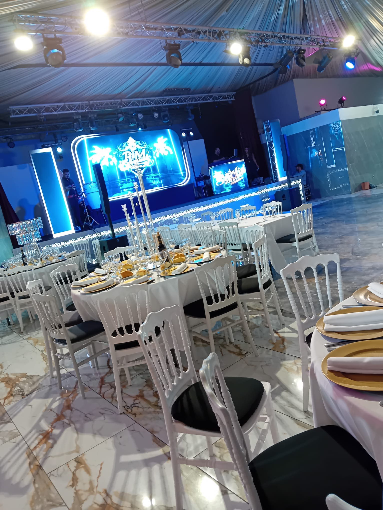 Salle de réception décorée pour la Bar Mitzvah de Samuel