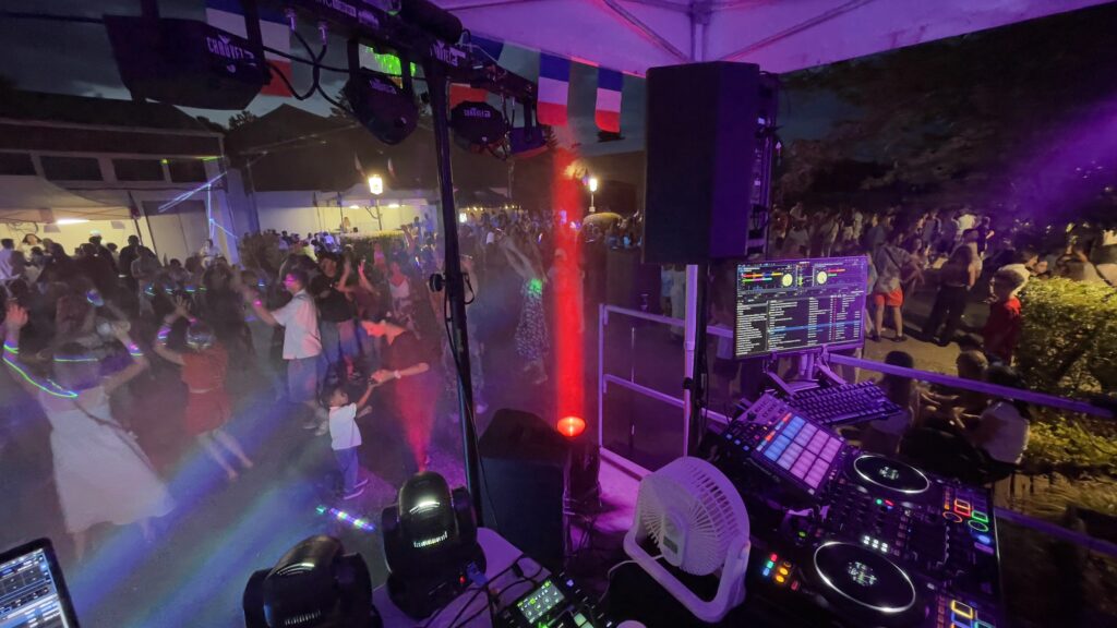 Soirée dansante avec DJ, éclairage festif et piste animée lors d'un événement à Paris et en Île-de-France